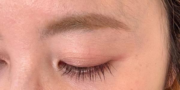 トレンド「薄眉・ブリーチ眉」おしゃれな大人の取り入れ方。いい感じのミュート眉になる優秀コスメ集 | HugMug