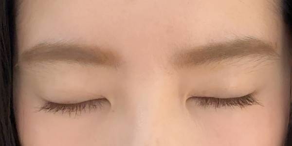 トレンド「薄眉・ブリーチ眉」おしゃれな大人の取り入れ方。いい感じのミュート眉になる優秀コスメ集 | HugMug