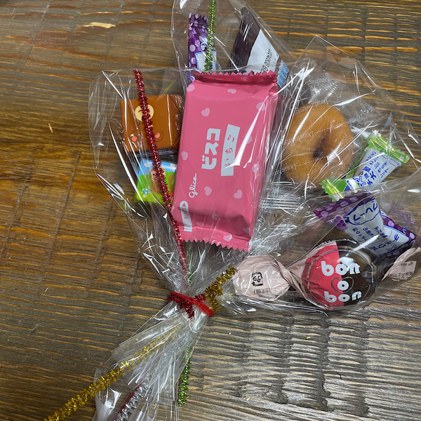 バレンタインに！ 【100均】で簡単「花束ラッピング」の作り方 | HugMug