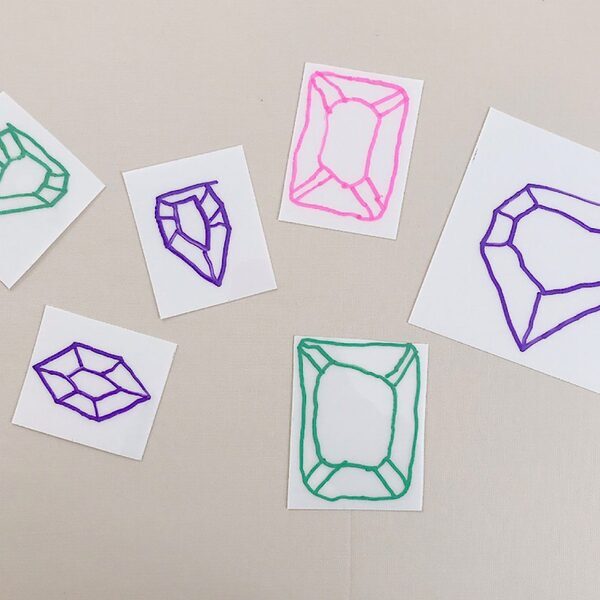 100均のプラ板で子どもの絵をアクセサリーに！簡単手作りアイデアをご紹介 | HugMug