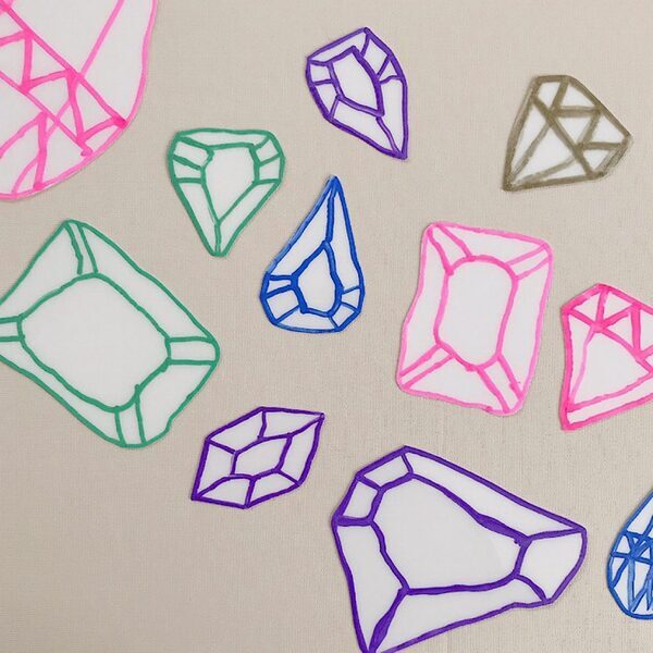 100均のプラ板で子どもの絵をアクセサリーに！簡単手作りアイデアをご紹介 | HugMug