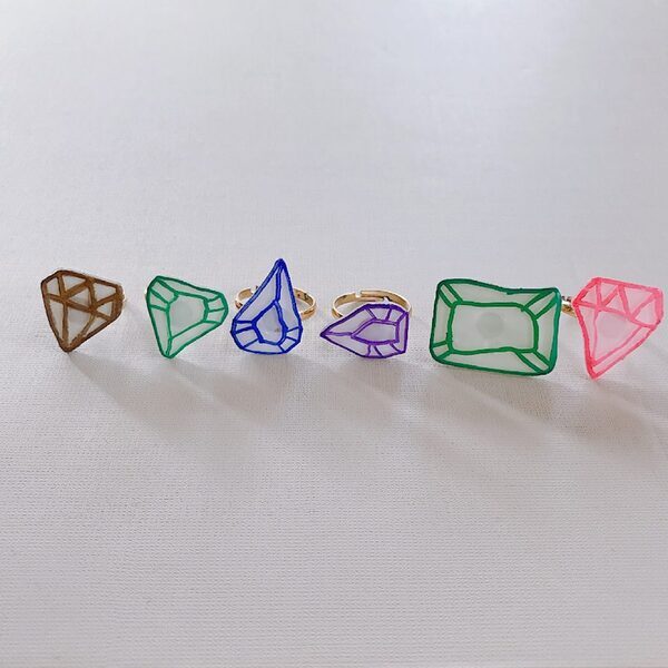 100均のプラ板で子どもの絵をアクセサリーに！簡単手作りアイデアをご紹介 | HugMug