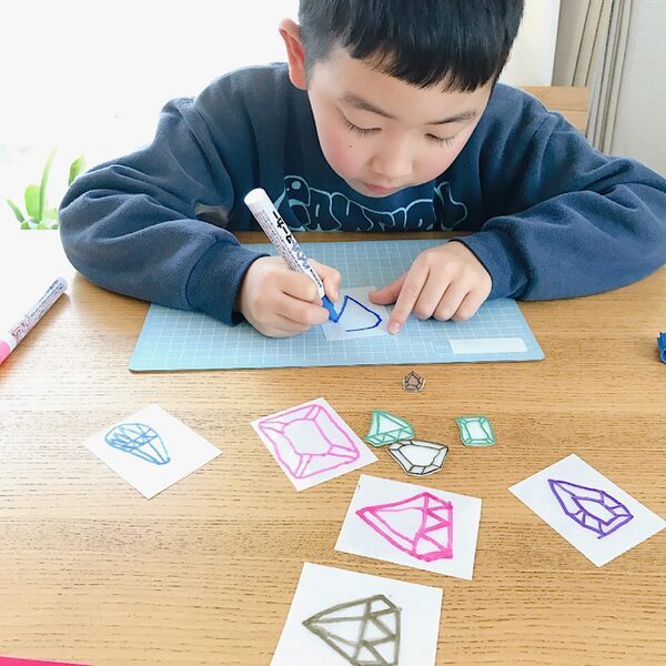 100均のプラ板で子どもの絵をアクセサリーに！簡単手作りアイデアをご紹介 | HugMug