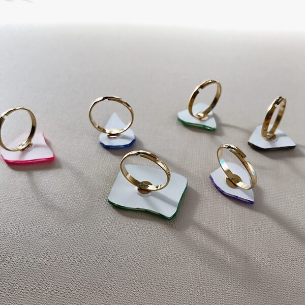 100均のプラ板で子どもの絵をアクセサリーに！簡単手作りアイデアをご紹介 | HugMug