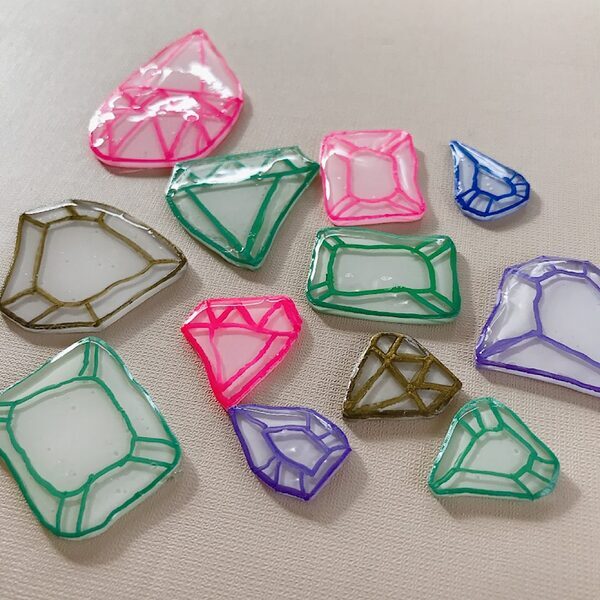 100均のプラ板で子どもの絵をアクセサリーに！簡単手作りアイデアをご紹介 | HugMug