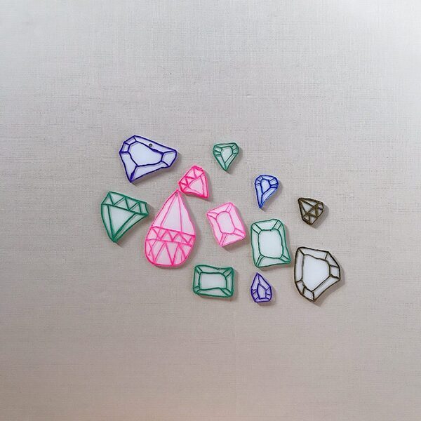 100均のプラ板で子どもの絵をアクセサリーに！簡単手作りアイデアをご紹介 | HugMug