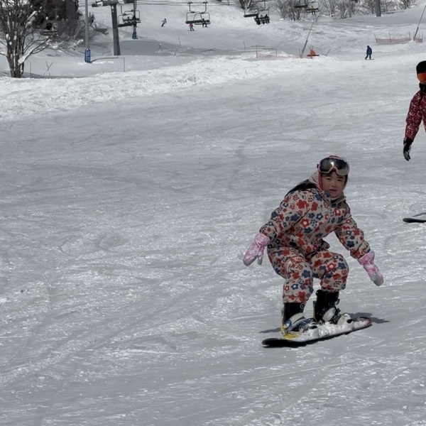 子どもの雪山デビューは【ウイングヒルズ白鳥リゾート】が正解！スキー・スノボ体験レッスン&amp;キッズゲレンデ | HugMug