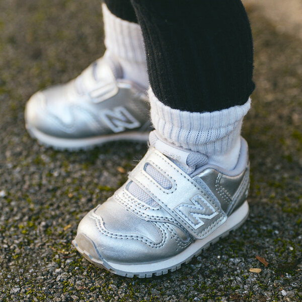 古着MIXでおしゃれ度爆上げ！挿し色の赤がアクセント役 | HugMug