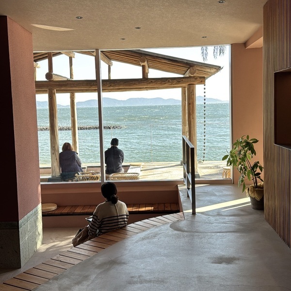 最高な景色と足湯が楽しめる！カフェ「si no no me」が最高すぎる | HugMug