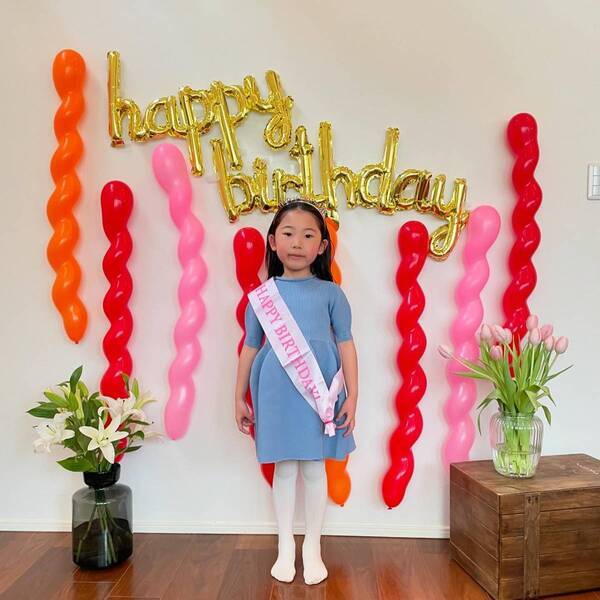 誕生日グッズは【セリア】が最強！カラバリ豊富なうねうねバルーン&amp;ろうそくがおすすめ | HugMug