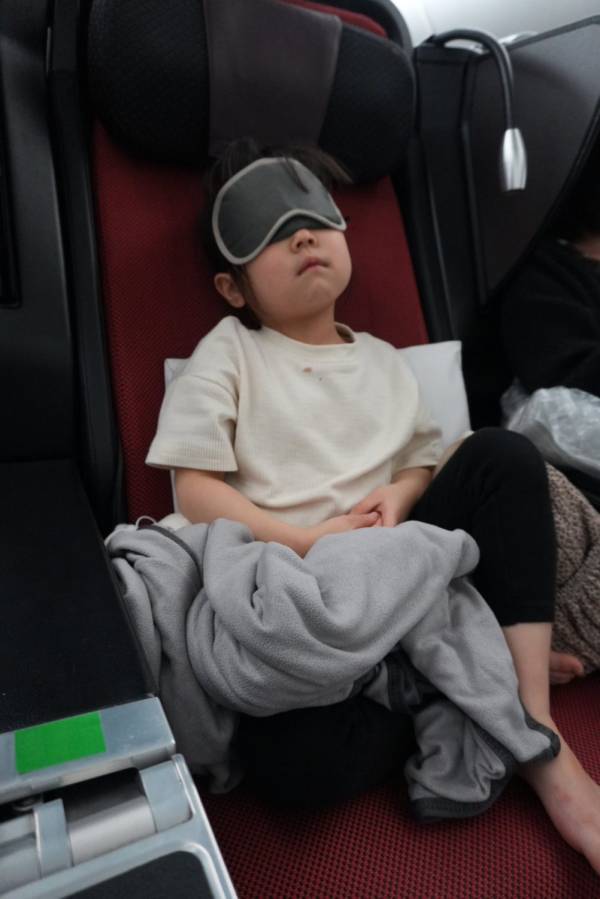 【子連れハワイ】7歳・4歳との羽田空港＆機内の過ごし方 | HugMug