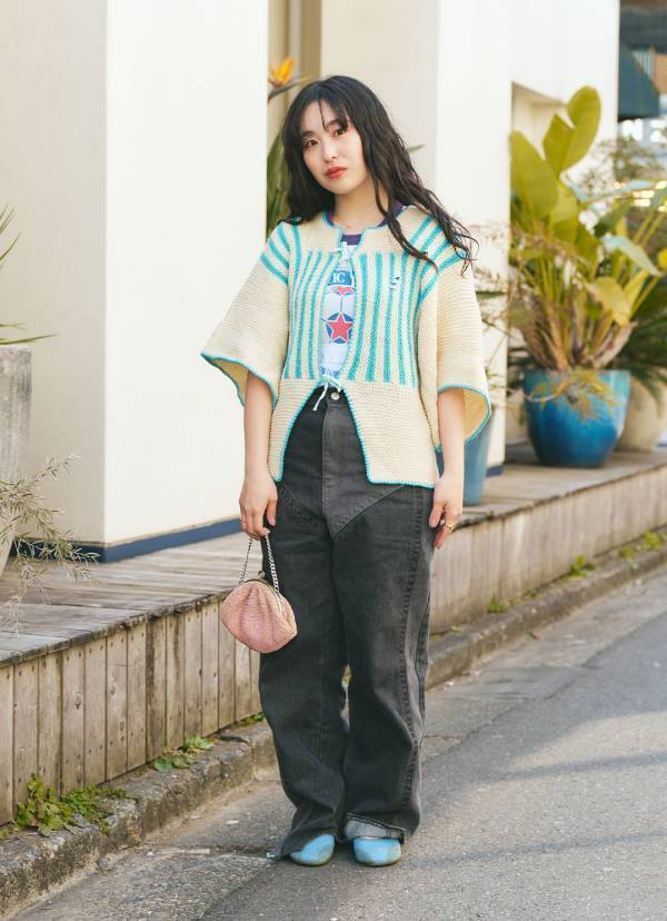 ニットトップスがママのハンドメイド！？古着好き親子の春コーデ | HugMug