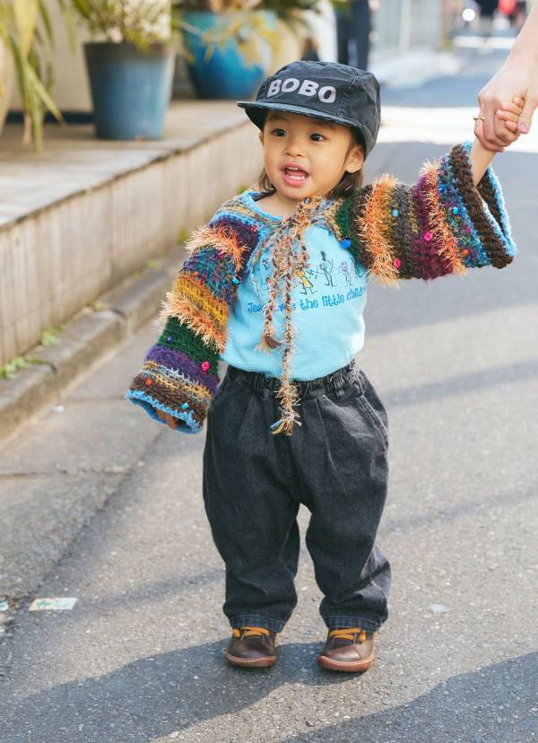 ニットトップスがママのハンドメイド！？古着好き親子の春コーデ | HugMug