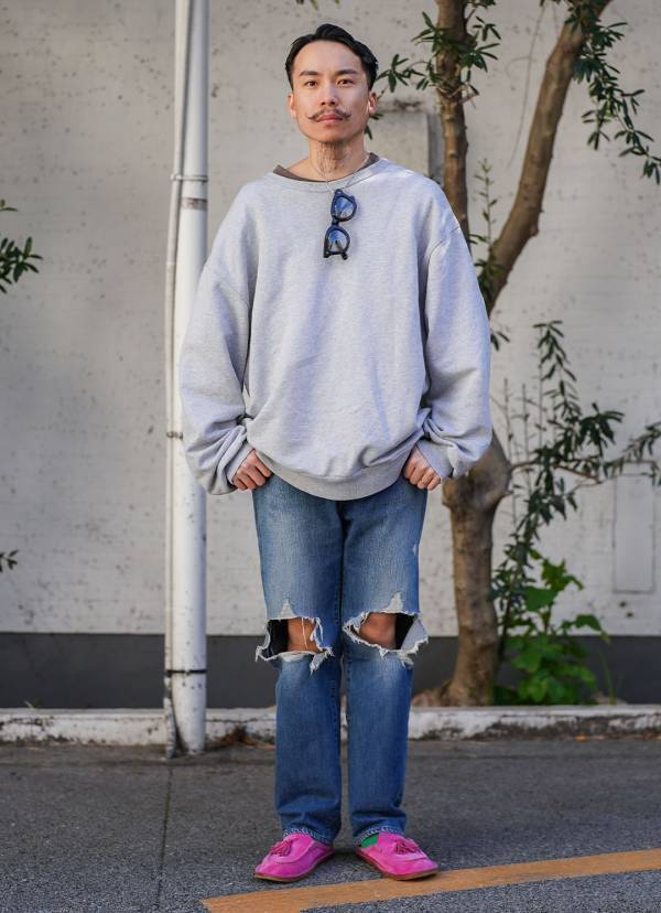 デニム×古着でおしゃれ度爆上げ！ オソロにしたピンクのスニーカーにも注目♪ | HugMug