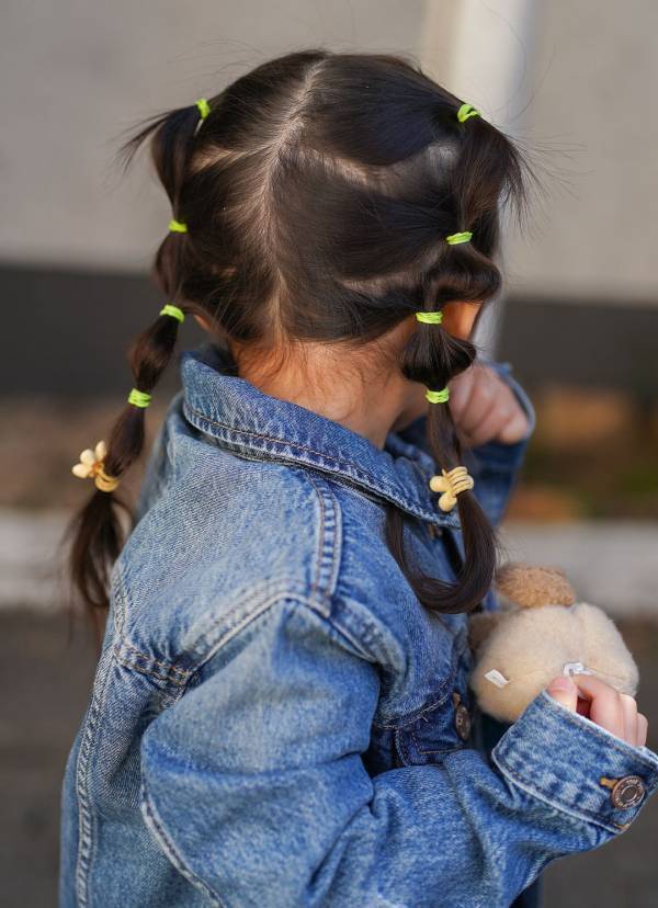 デニム×古着でおしゃれ度爆上げ！ オソロにしたピンクのスニーカーにも注目♪ | HugMug