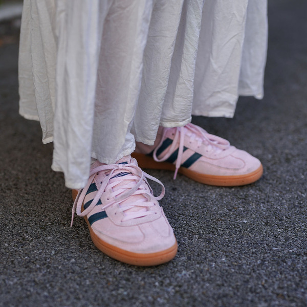 デニム×古着でおしゃれ度爆上げ！ オソロにしたピンクのスニーカーにも注目♪ | HugMug