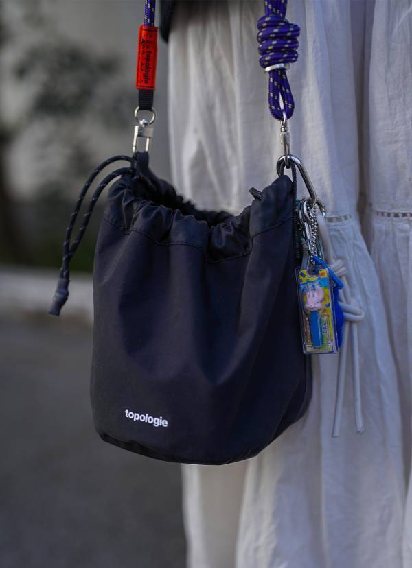 デニム×古着でおしゃれ度爆上げ！ オソロにしたピンクのスニーカーにも注目♪ | HugMug