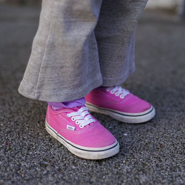 デニム×古着でおしゃれ度爆上げ！ オソロにしたピンクのスニーカーにも注目♪ | HugMug