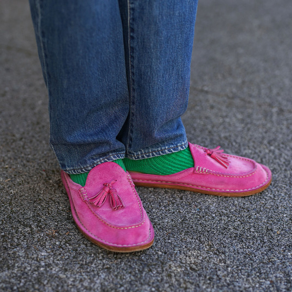 デニム×古着でおしゃれ度爆上げ！ オソロにしたピンクのスニーカーにも注目♪ | HugMug