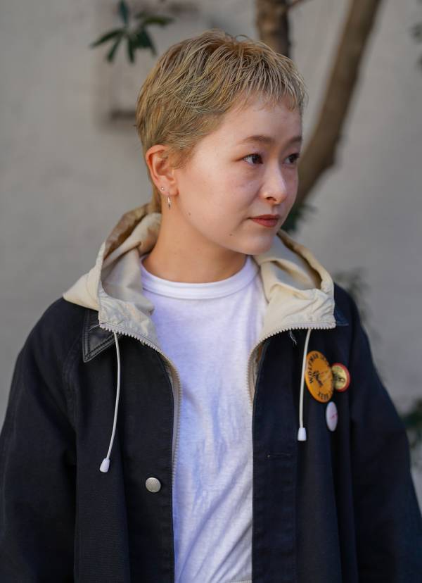 デニム×古着でおしゃれ度爆上げ！ オソロにしたピンクのスニーカーにも注目♪ | HugMug