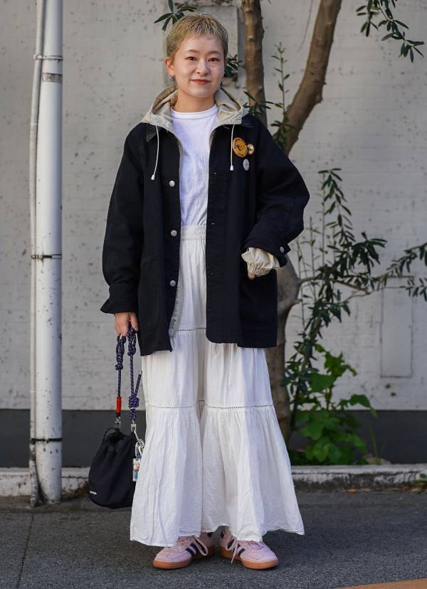 デニム×古着でおしゃれ度爆上げ！ オソロにしたピンクのスニーカーにも注目♪ | HugMug