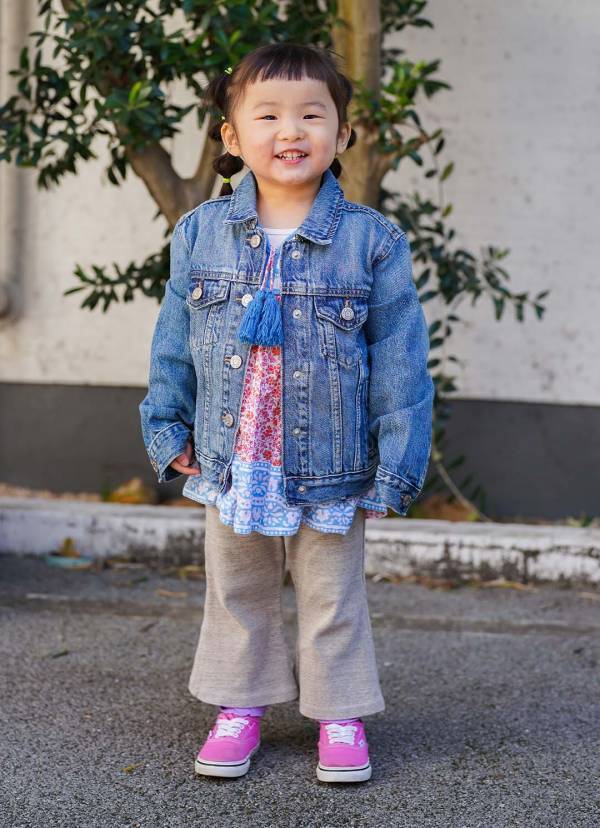 デニム×古着でおしゃれ度爆上げ！ オソロにしたピンクのスニーカーにも注目♪ | HugMug