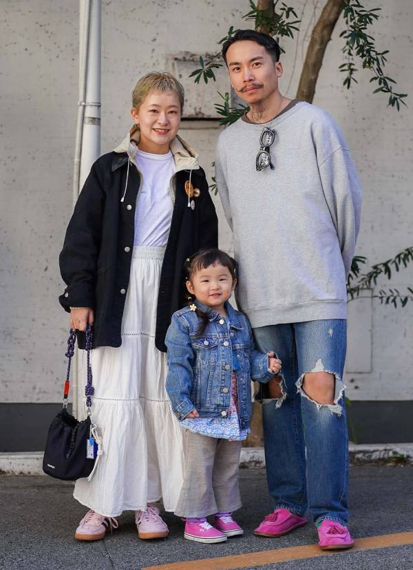 デニム×古着でおしゃれ度爆上げ！ オソロにしたピンクのスニーカーにも注目♪ | HugMug