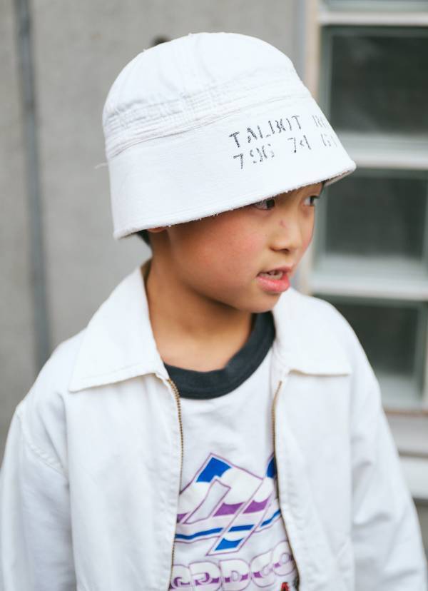 古着好き親子の春コーデが洒落てる！ ホワイトリンクで軽やかに | HugMug