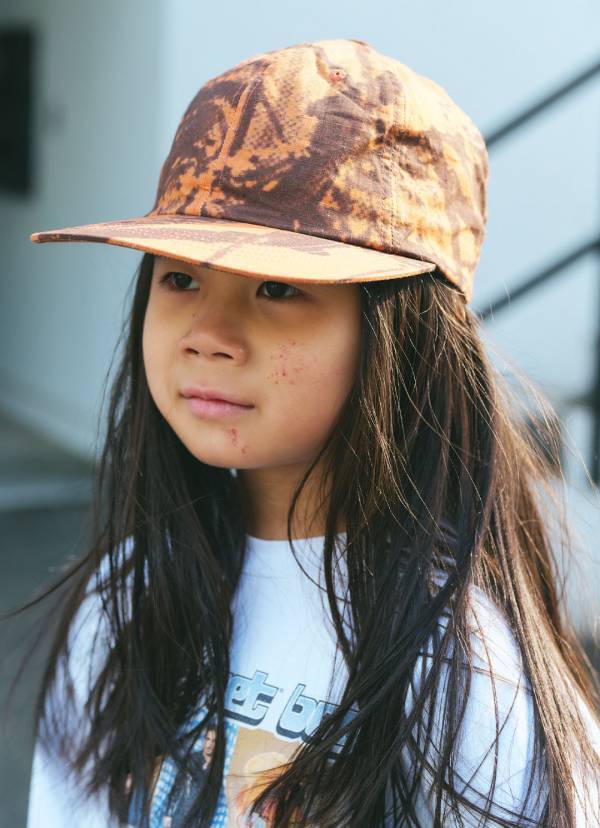 【古着上手な春の親子コーデ】ママのこなれたY2Kファッションは必見 | HugMug