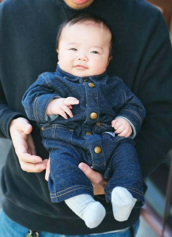 【春のデニム派ファミリーコーデ】ママの春色ワンピが挿し色役 | HugMug