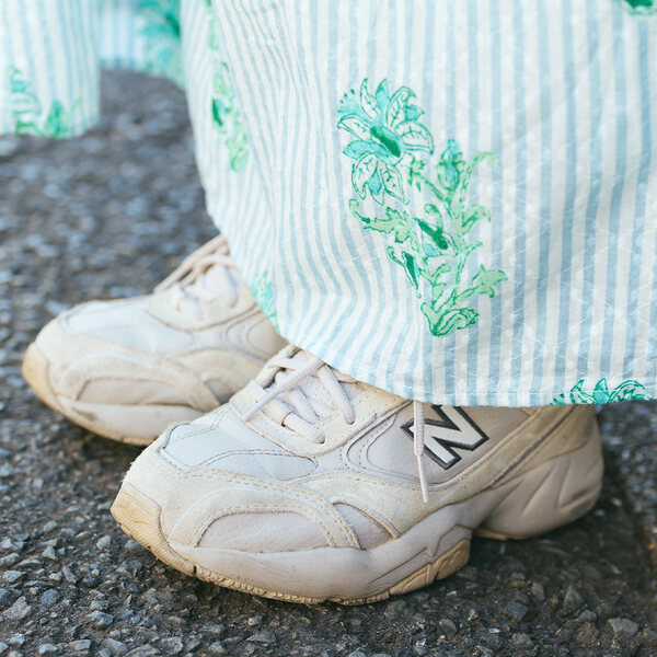 【春のデニム派ファミリーコーデ】ママの春色ワンピが挿し色役 | HugMug