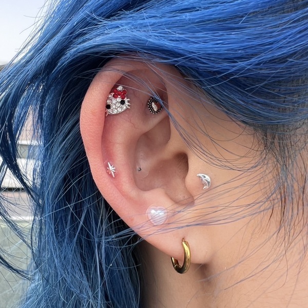 話題沸騰中！「耳つぼジュエリー」こんな可愛いパーツあるの！？今すぐ真似したい | HugMug