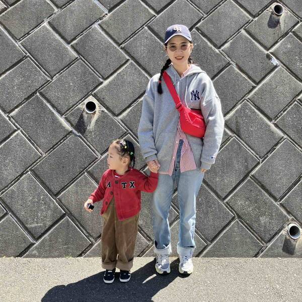 リンクコーデにぴったり！ ロゴ入りスウェット×三つ編みでアメカジスタイル【さあやの親子コーデログ】 | HugMug