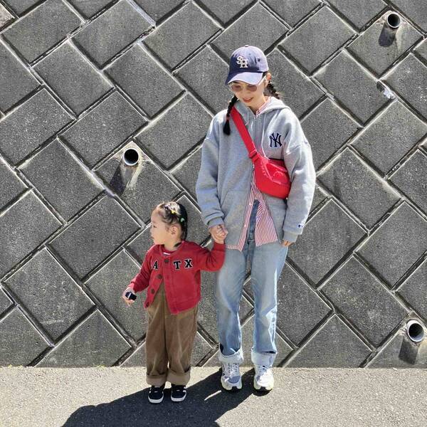 リンクコーデにぴったり！ ロゴ入りスウェット×三つ編みでアメカジスタイル【さあやの親子コーデログ】 | HugMug