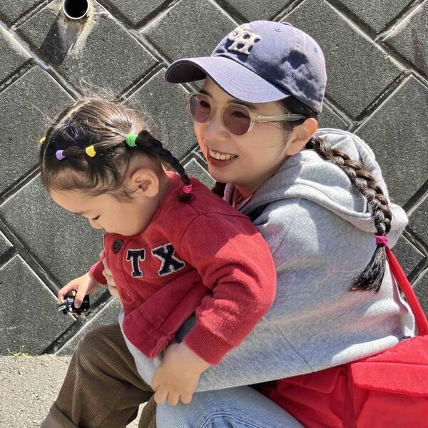 リンクコーデにぴったり！ ロゴ入りスウェット×三つ編みでアメカジスタイル【さあやの親子コーデログ】 | HugMug