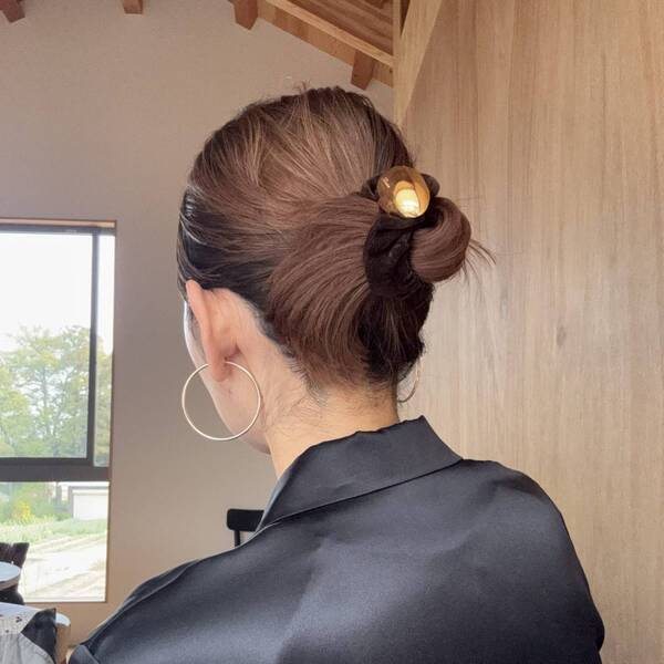 付けるだけで様になる！アレンジいらずのおすすめ【ヘアアクセ】4選 | HugMug