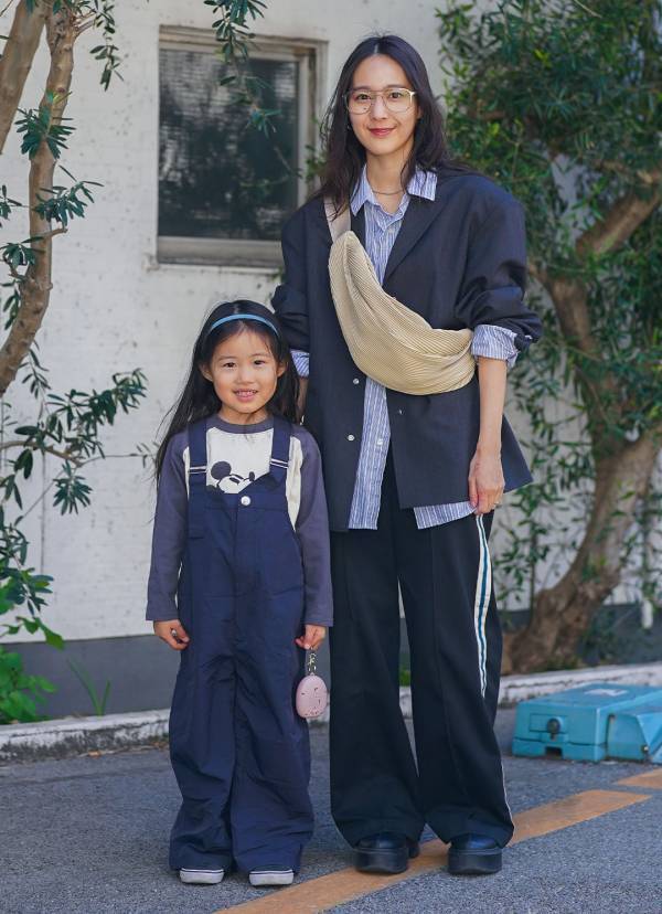ママのスポーティシックコーデが可愛い！ 爽やかブルーを親子リンク | HugMug