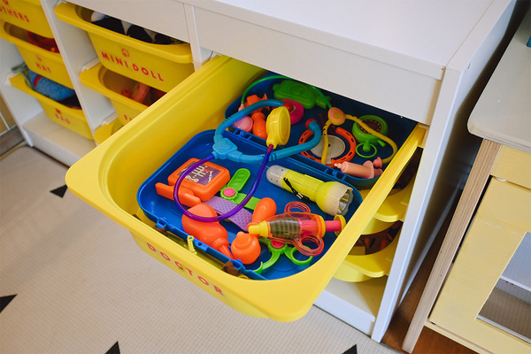 【おしゃれな家のオモチャ収納 5選】IKEAや無印良品も！センスあふれる活用法を拝見♡ | HugMug