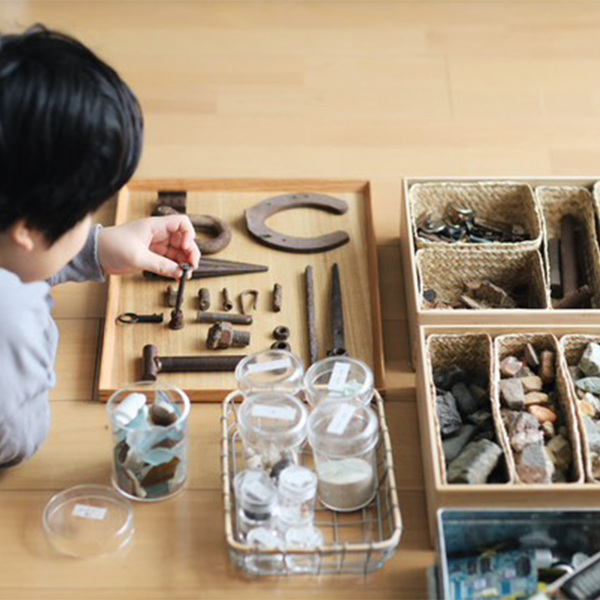 【おしゃれな家のオモチャ収納 5選】IKEAや無印良品も！センスあふれる活用法を拝見♡ | HugMug