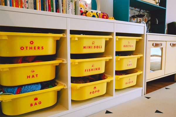 【おしゃれな家のオモチャ収納 5選】IKEAや無印良品も！センスあふれる活用法を拝見♡ | HugMug