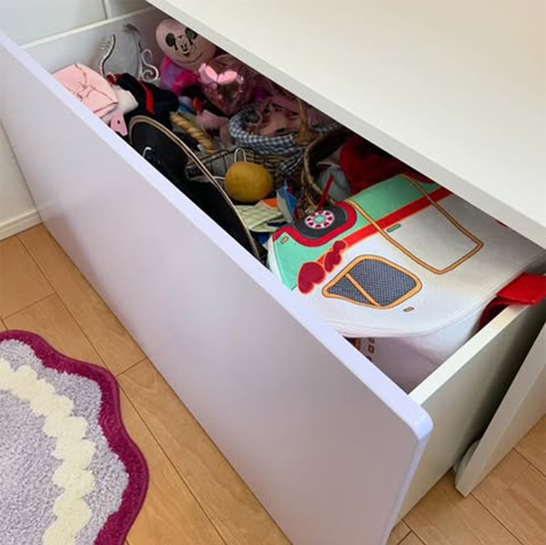 【おしゃれな家のオモチャ収納 5選】IKEAや無印良品も！センスあふれる活用法を拝見♡ | HugMug