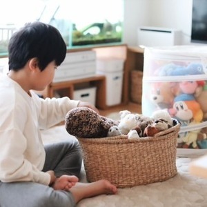 【おしゃれな家のオモチャ収納 5選】IKEAや無印良品も！センスあふれる活用法を拝見♡ | HugMug