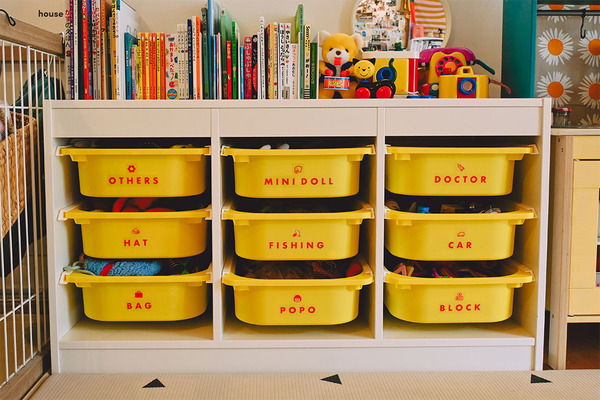 【おしゃれな家のオモチャ収納 5選】IKEAや無印良品も！センスあふれる活用法を拝見♡ | HugMug