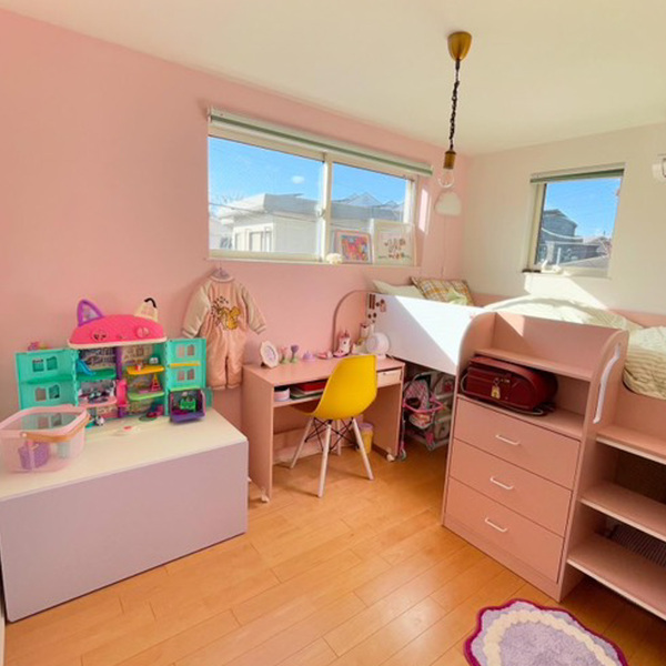 【おしゃれな家のオモチャ収納 5選】IKEAや無印良品も！センスあふれる活用法を拝見♡ | HugMug