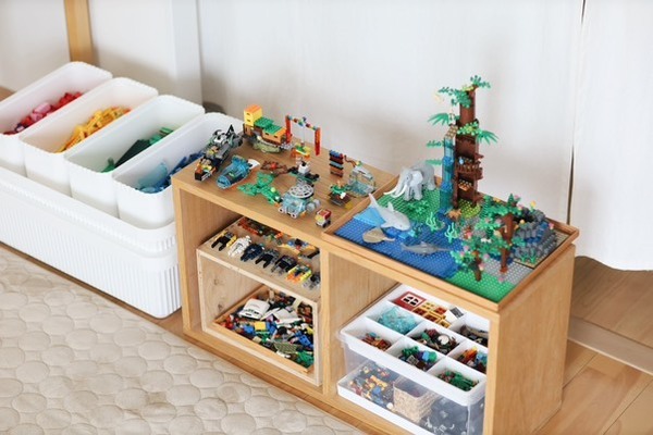 【おしゃれな家のオモチャ収納 5選】IKEAや無印良品も！センスあふれる活用法を拝見♡ | HugMug