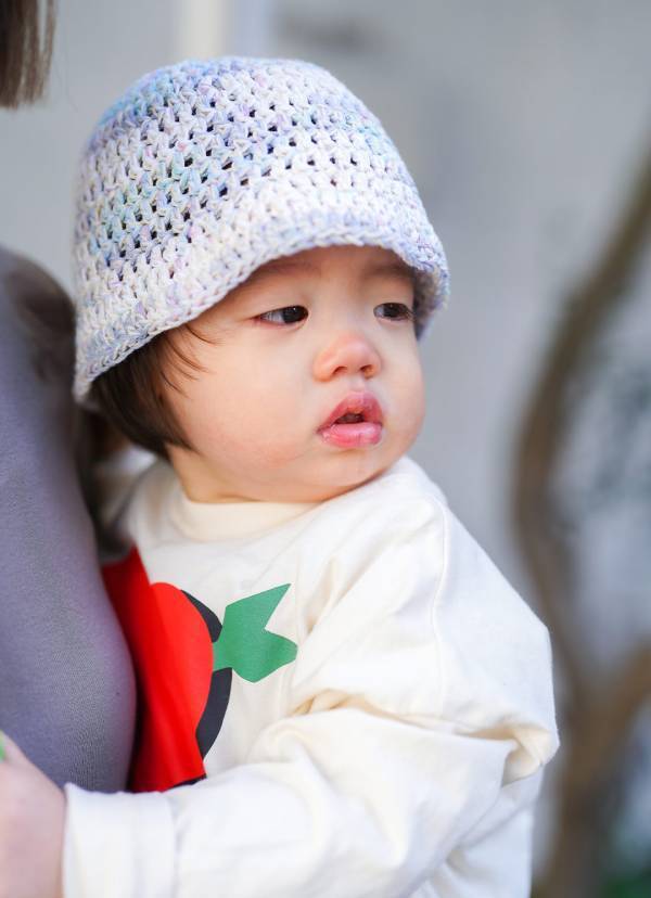 その帽子ハンドメイドなの！？ デニム×スニーカーで親子リンクコーデ | HugMug