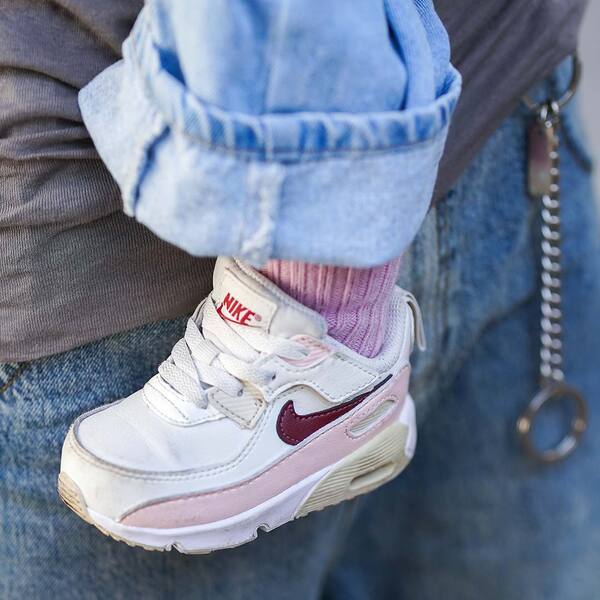 その帽子ハンドメイドなの！？ デニム×スニーカーで親子リンクコーデ | HugMug