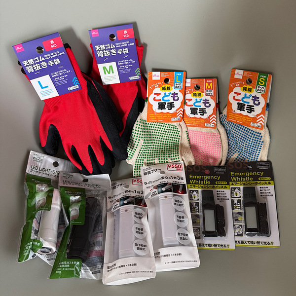 我が家の防災バッグはほぼ100均！バッグの中身大公開＆おすすめ購入品を徹底レビュー | HugMug