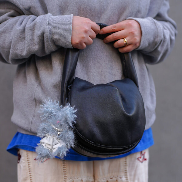 このバッグ『スリーコインズ』なの！？ 動ける洗練カジュアルコーデ | HugMug