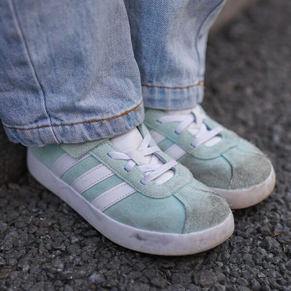 このバッグ『スリーコインズ』なの！？ 動ける洗練カジュアルコーデ | HugMug